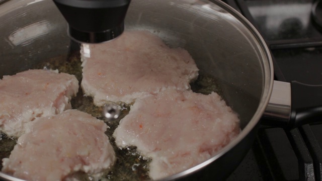 肉片在平底锅里煎。汉堡肉饼视频素材