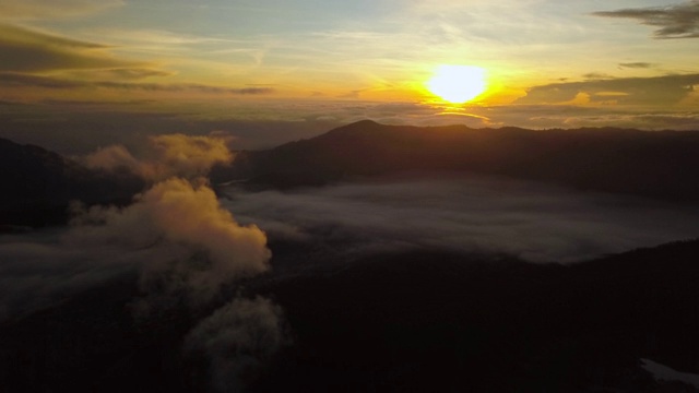 空中拍摄的活火山火山口。日出印度尼西亚。视频素材