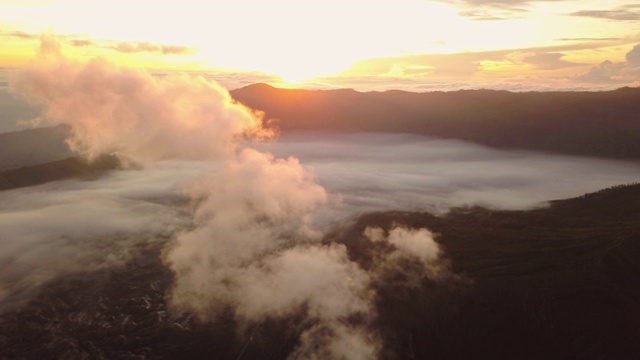 空中拍摄的活火山火山口。日出印度尼西亚。视频素材