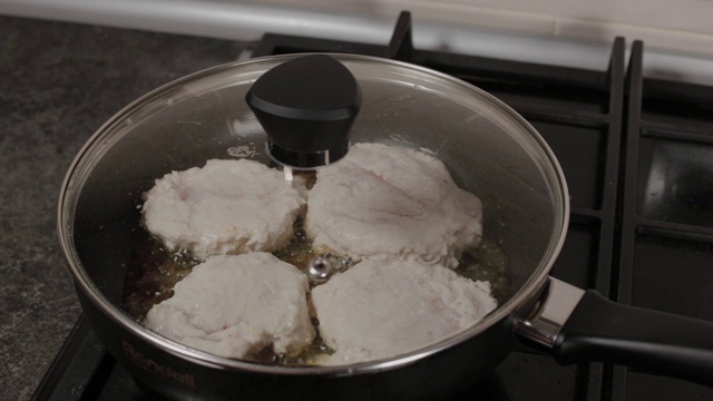 肉片在平底锅里煎。汉堡肉饼视频素材