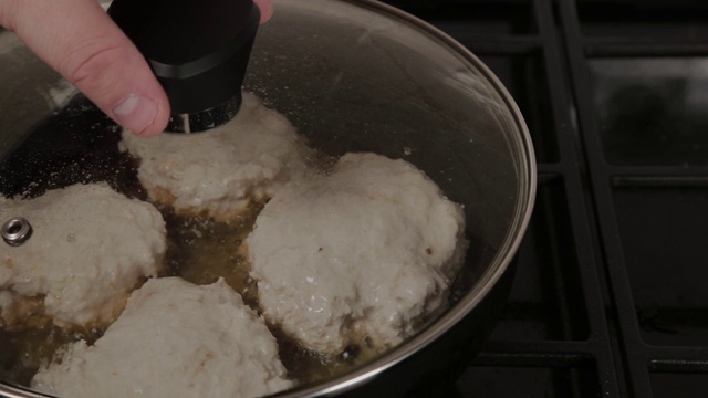 肉片在平底锅里煎。汉堡肉饼视频素材