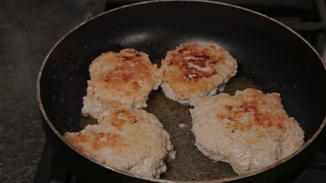 肉片在平底锅里煎。汉堡肉饼视频素材