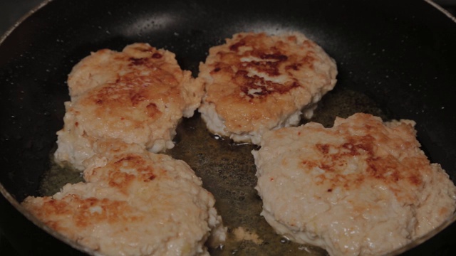 肉片在平底锅里煎。汉堡肉饼视频素材