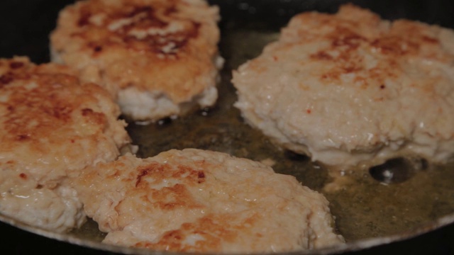 肉片在平底锅里煎。汉堡肉饼视频素材