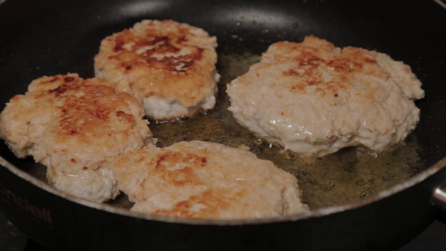 肉片在平底锅里煎。汉堡肉饼视频素材