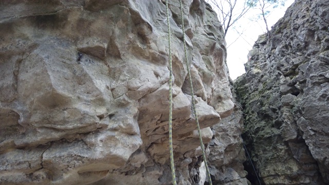 登山者训练攀登岩石。视频素材