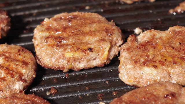 在平底锅里炸的肉片。火鸡肉丸在锅里特写视频素材