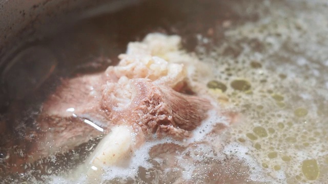 深褐色牛肉、汤和肉汤。亚洲烹饪视频素材