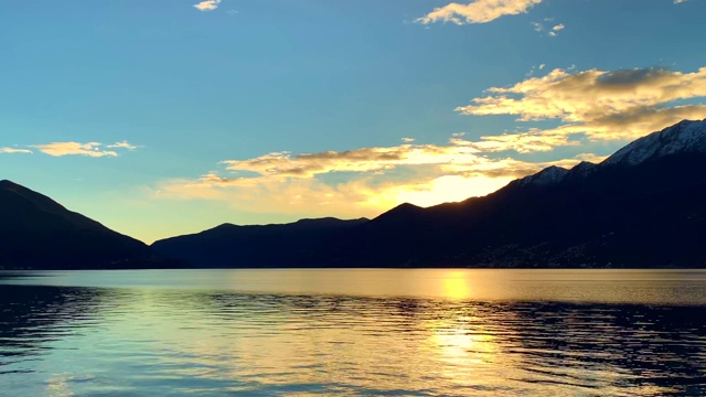 高山湖与日落山视频素材