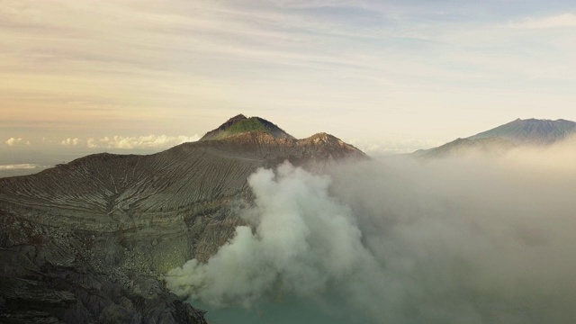 空中拍摄的活火山火山口。日出印度尼西亚。视频素材