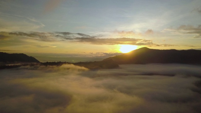 空中拍摄的活火山火山口。日出印度尼西亚。视频素材