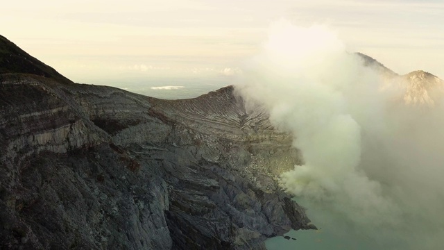 空中拍摄的活火山火山口。日出印度尼西亚。视频素材