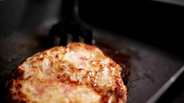 用现代煎锅慢动作烹饪汉堡肉饼视频素材