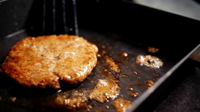 在煎锅上准备美味的汉堡肉排特写视频素材