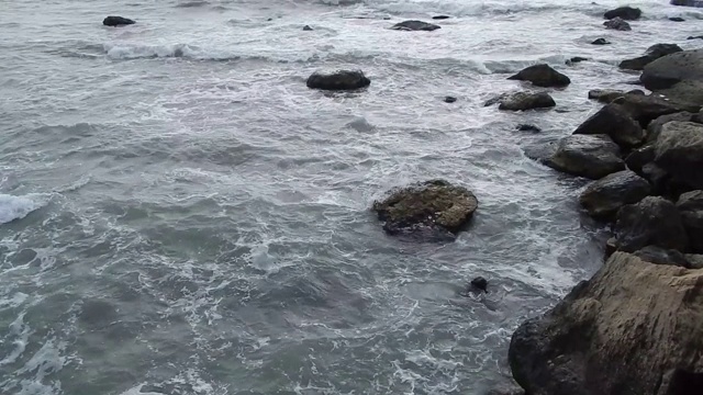 里海多岩石的海岸。视频素材