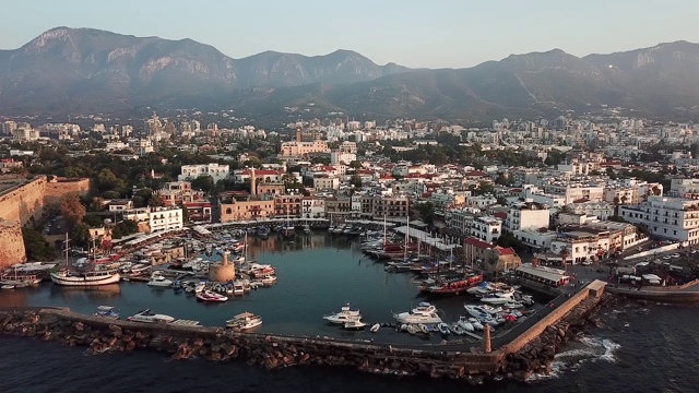 日落时海港和Kyrenia城堡的鸟瞰图。Kyrenia,北塞浦路斯视频素材