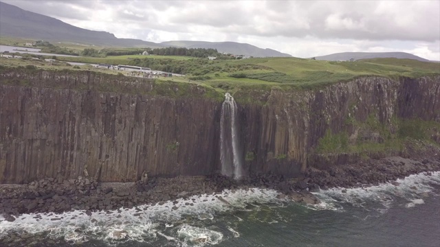 Kilt Rock & mel Falls的无人机视图视频素材