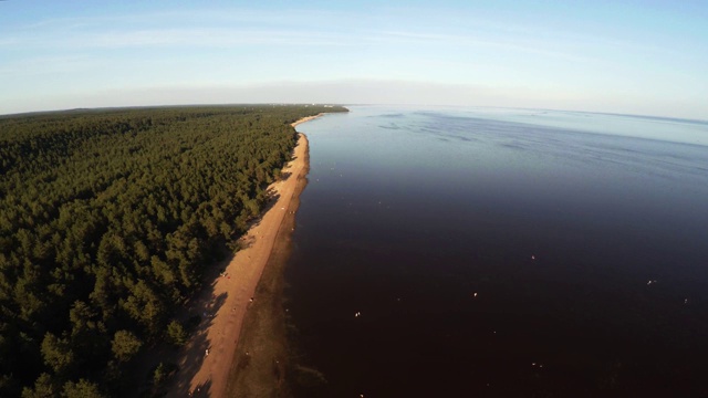 鸟瞰图。飞越芬兰湾海岸线，4K。视频素材