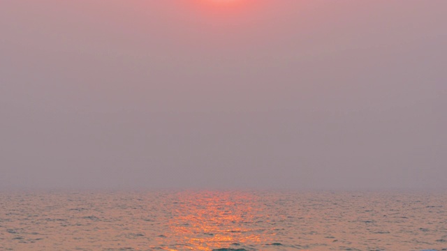 在海面上反射太阳光线的时间流逝的日落视频素材