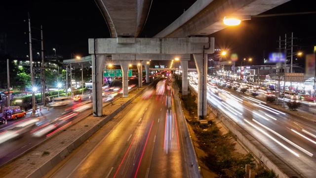 泰国曼谷坎查那非塞克路，夜间高峰时段高速公路交通堵塞。视频素材