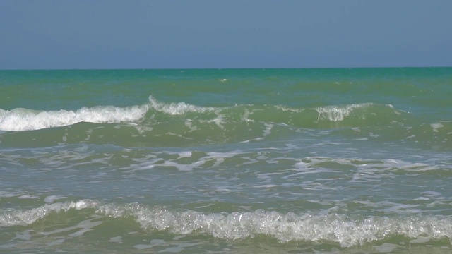 慢动作的小海浪在海景，海滩的波浪，海浪打破海滩。视频素材