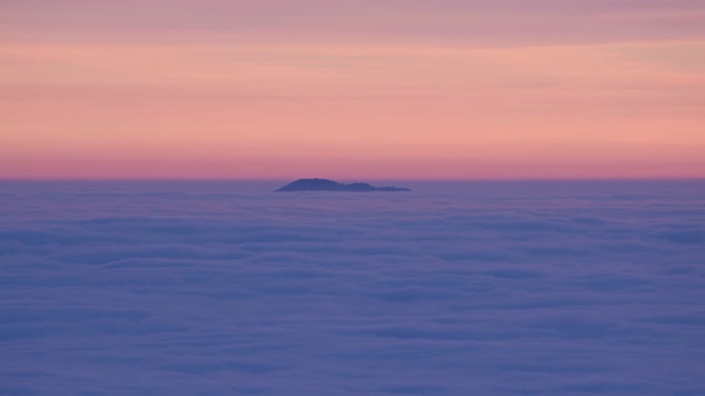 鸟瞰山顶在黄昏与云景视频素材