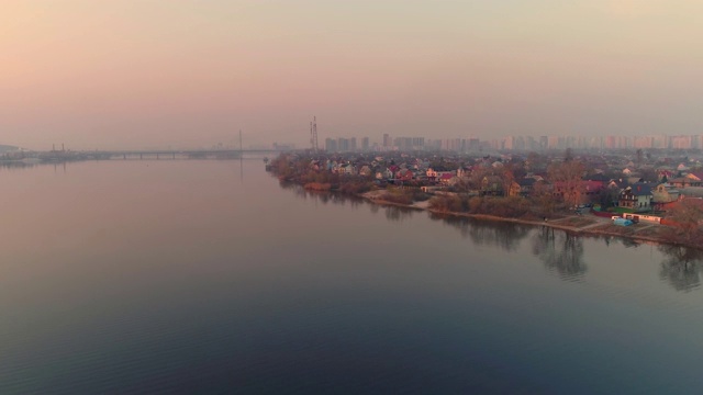 日落后市区前的郊区航拍视频素材