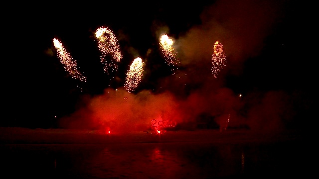 2020年的夜空背景上美丽的新年烟花视频素材