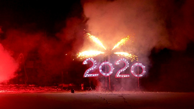 2020年的夜空背景上美丽的新年烟花视频素材