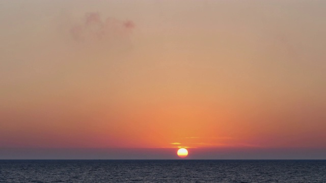 海面上的日落。时间流逝。视频素材