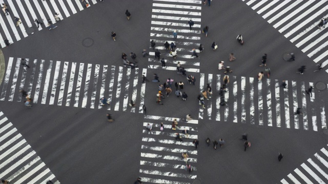 4K延时镜头:在日本东京银座的行人和游客人群的高峰时刻向左平移视频素材