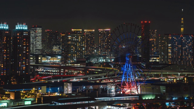 4K延时:平移左边鸟瞰东京天空树和天际线在晚上日本视频素材