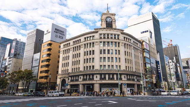 4K延时镜头:在日本东京银座的行人和游客人群的高峰时刻向左平移视频素材