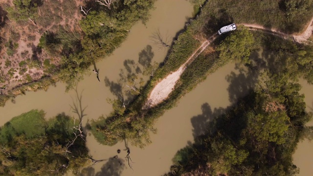 一辆房车在澳大利亚默里河流域探险的各种航拍照片。公路旅行灰色游牧旅游。视频素材