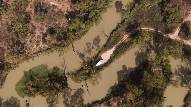 一辆房车在澳大利亚默里河流域探险的各种航拍照片。公路旅行灰色游牧旅游。视频素材