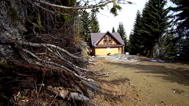 在森林中建立美丽的山风现代住宅的镜头视频素材