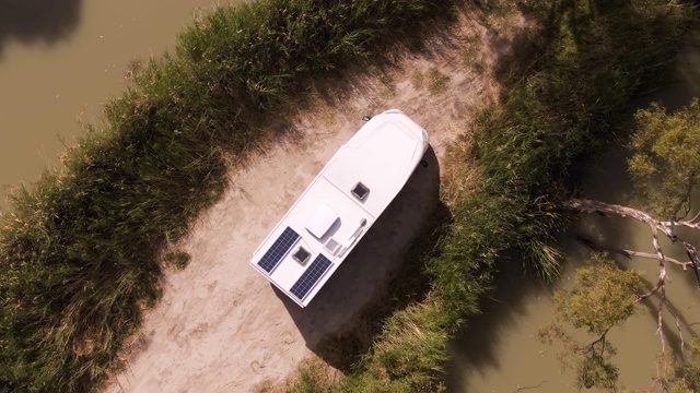 一辆房车在澳大利亚默里河流域探险的各种航拍照片。公路旅行灰色游牧旅游。视频素材