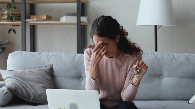 疲惫的女人摘掉眼镜感觉眼睛从电脑疲劳视频素材