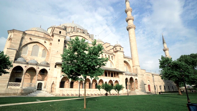 苏莱曼清真寺(土耳其语:Suleymaniye Camii)是位于土耳其伊斯坦布尔的一座16世纪的大清真寺，由宏伟的苏莱曼建造视频素材