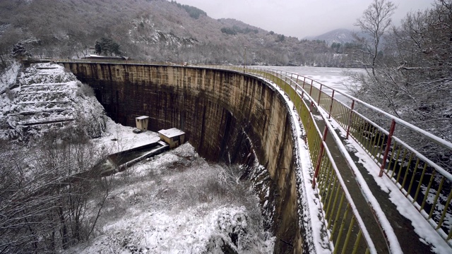 马其顿冰冻的湖泊和大坝。冬季场景，电影吊车拍摄视频素材