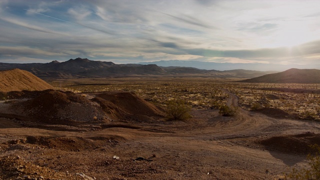 中午矿山看阿瓦茨山脉- Tecopa, CA -日落-时间流逝视频素材