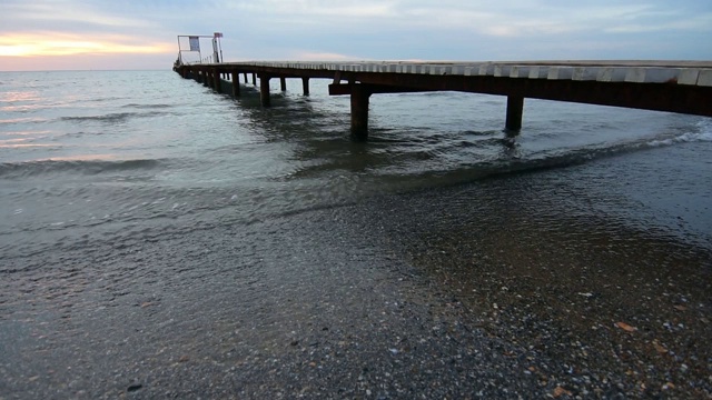 海浪和长长的码头一直延伸到远方视频下载