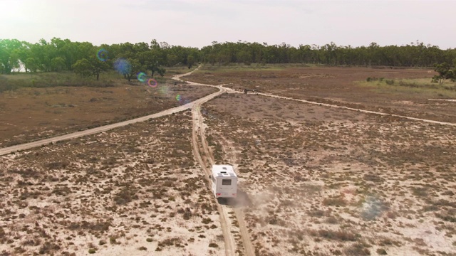 一辆房车在澳大利亚默里河流域探险的各种航拍照片。公路旅行灰色游牧旅游。视频素材