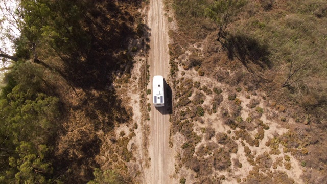 一辆房车在澳大利亚默里河流域探险的各种航拍照片。公路旅行灰色游牧旅游。视频素材