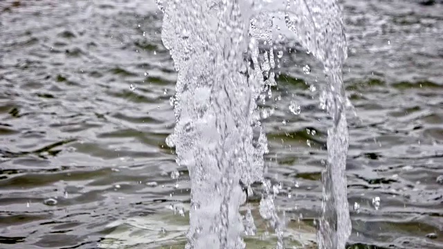 水池前的喷泉溅起水花视频素材