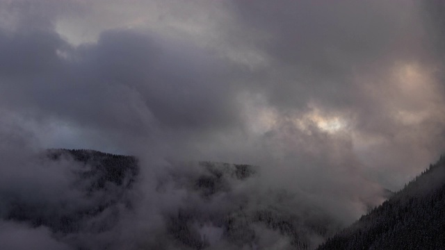 雄伟的云运动时间流逝在雪覆盖的山谷视频素材