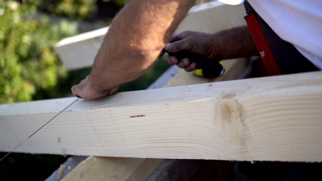 建筑工在用锤子钉木屋顶建筑视频素材