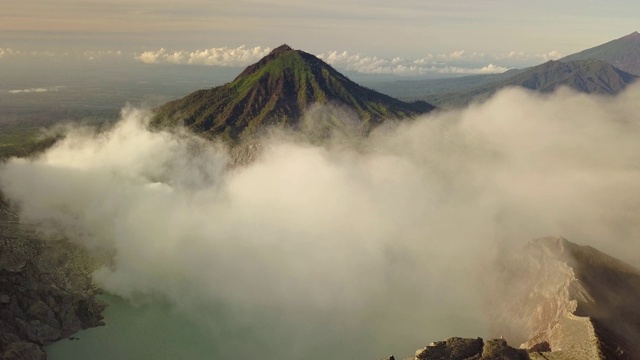 空中拍摄的活火山火山口。日出印度尼西亚。视频素材