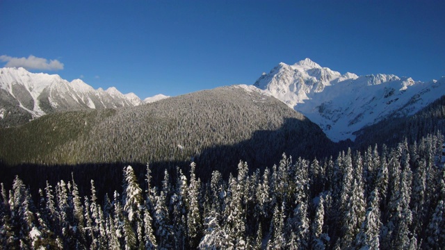 惊险的山地无人机拍摄雪山在太平洋西北部视频素材