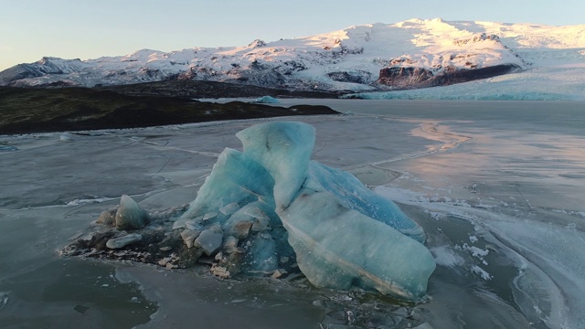 飞过冰岛Jokulsarlon冰川礁湖的冰山视频素材